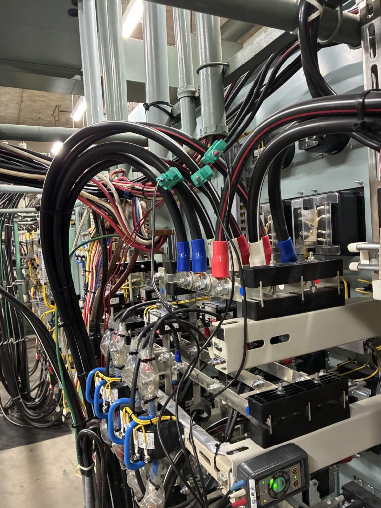 変圧器更新工事前に検相器を使用して相順を確認している様子
