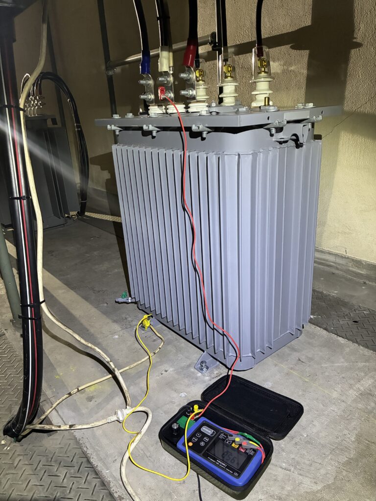 変圧器更新後に接地線の接続状態を確認している様子
