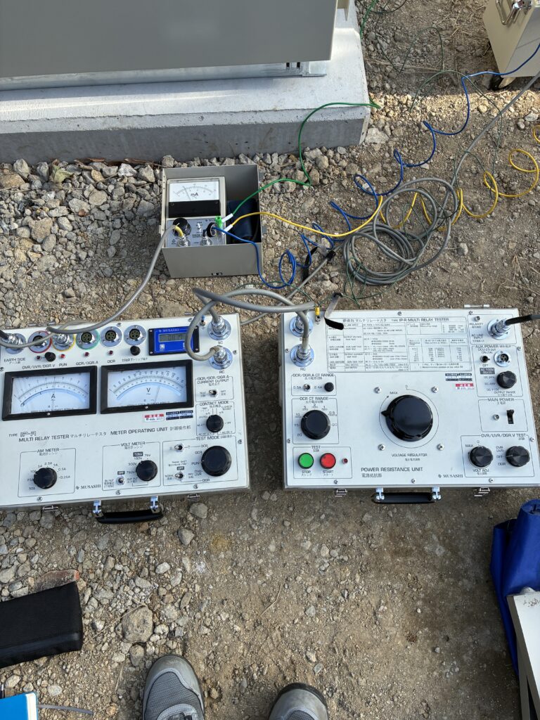 耐圧試験中の試験機