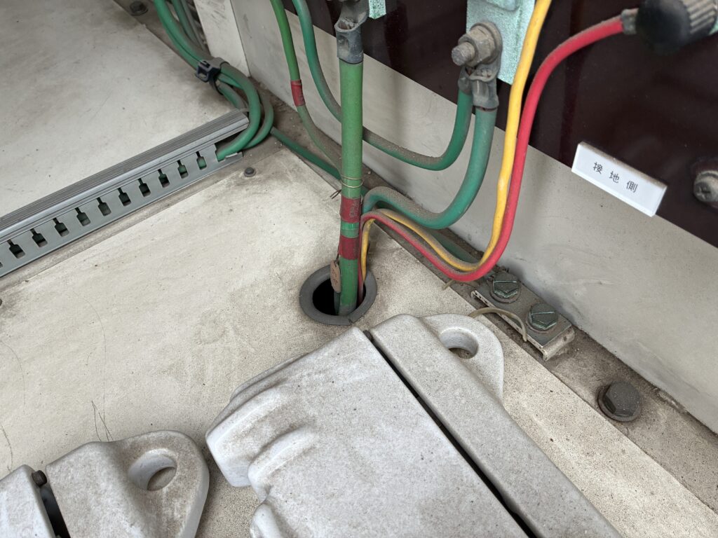 配線貫通部の穴