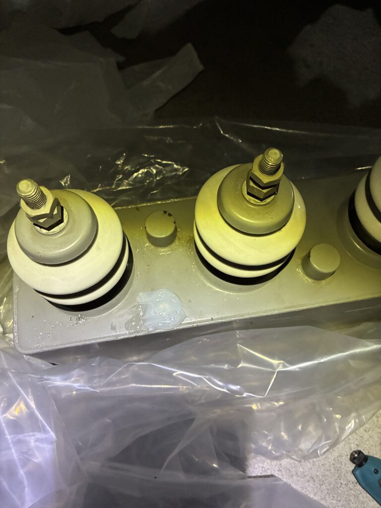 コンデンサの穴を塞いでコーキング