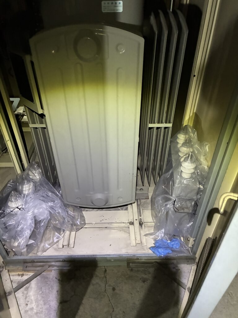 コンデンサをキュービクルないで固定