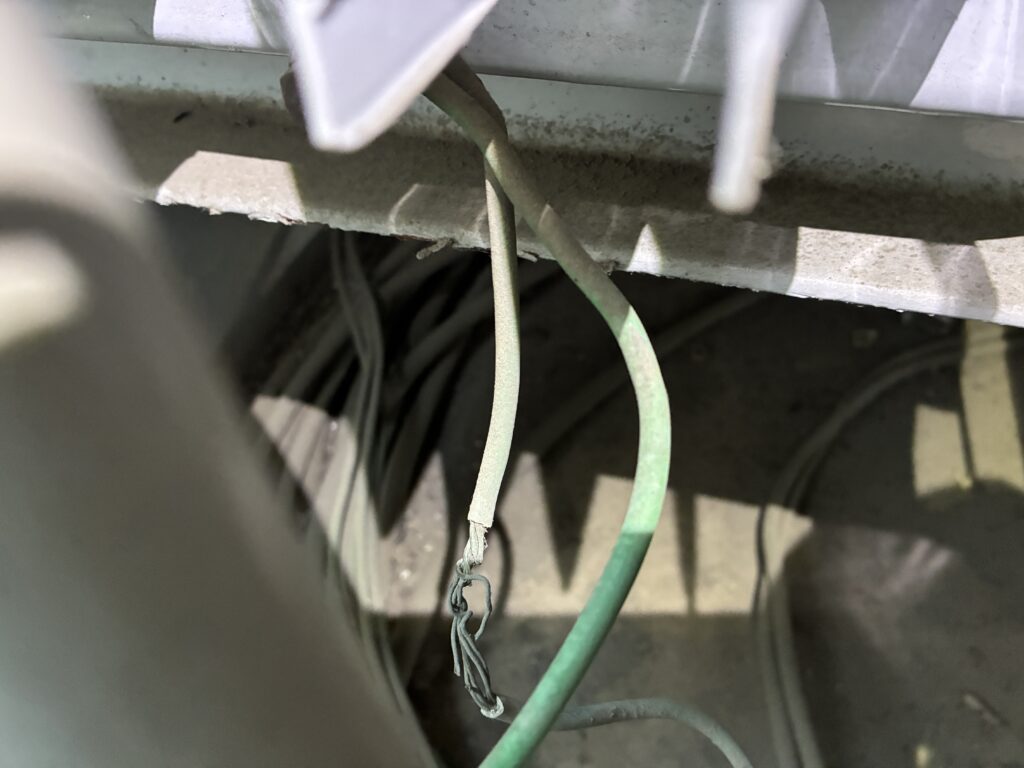 接地線の被覆が剥がれている