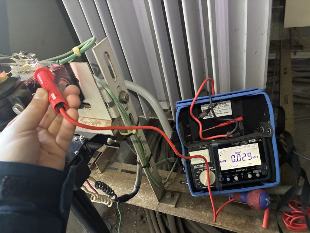 引き込みケーブルのシースの絶縁測定