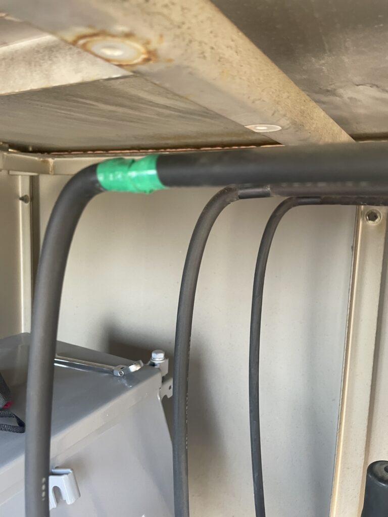 ケーブルをビニテで保護