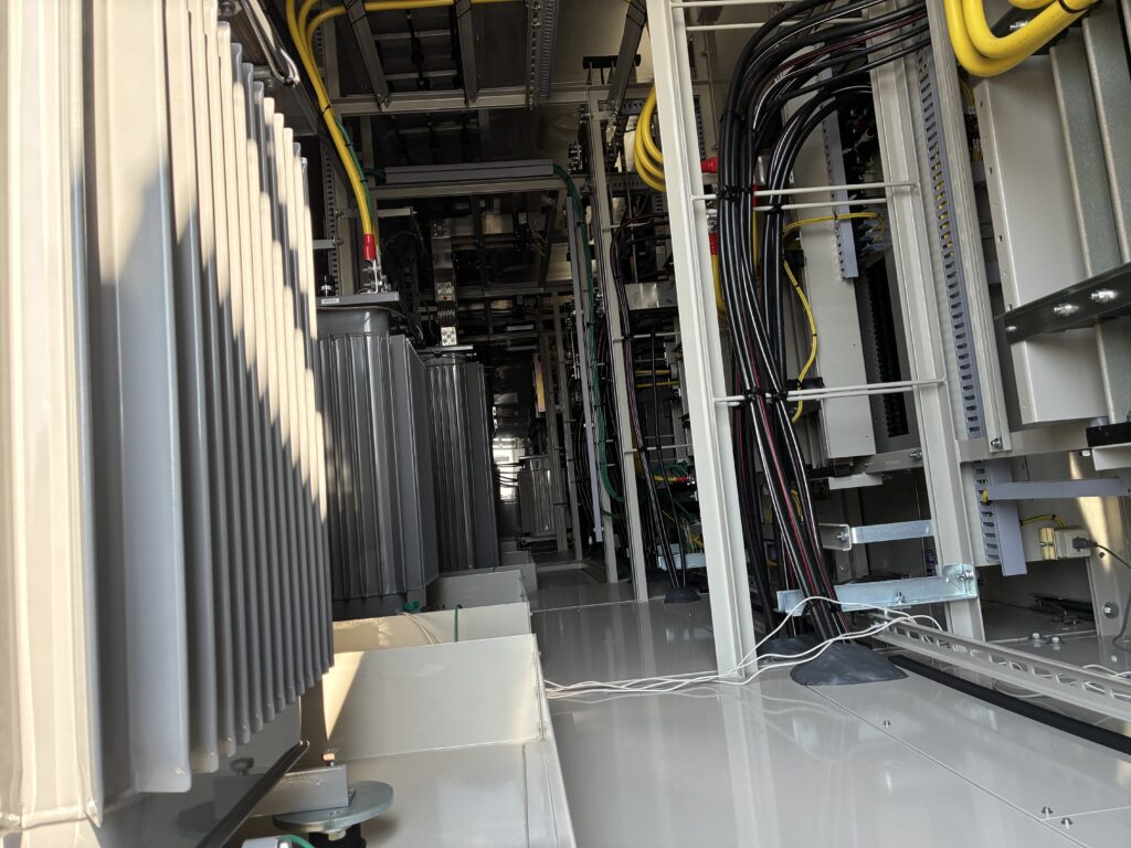 キュービクル内部