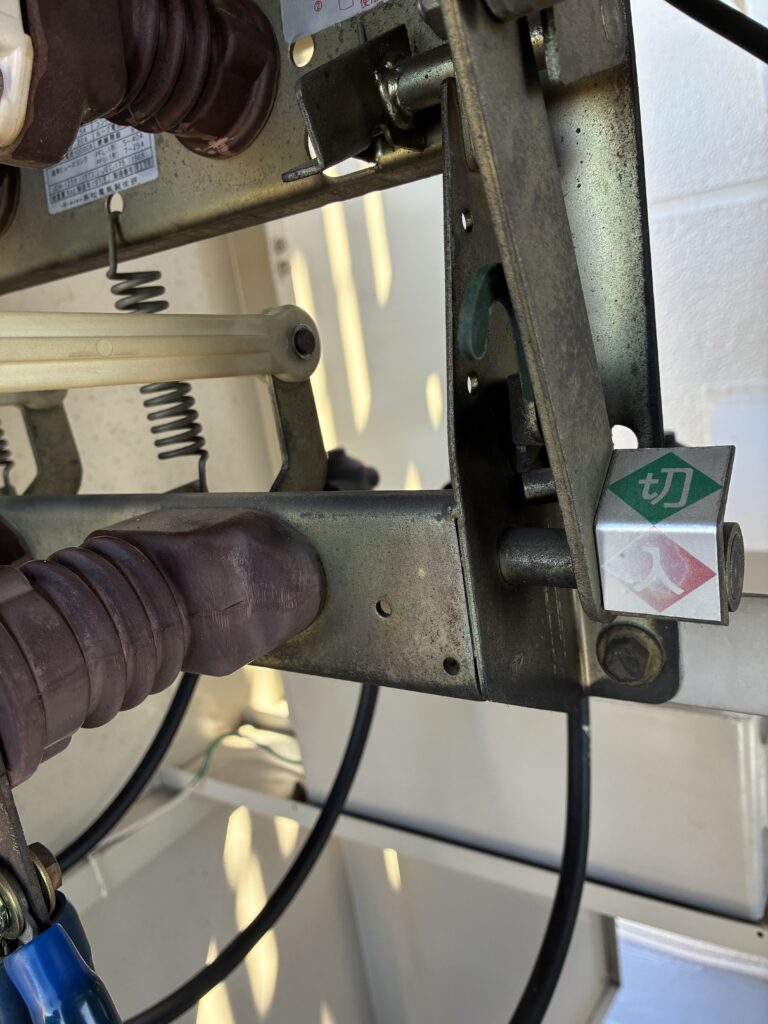 ロック解除のフックを下げた状態