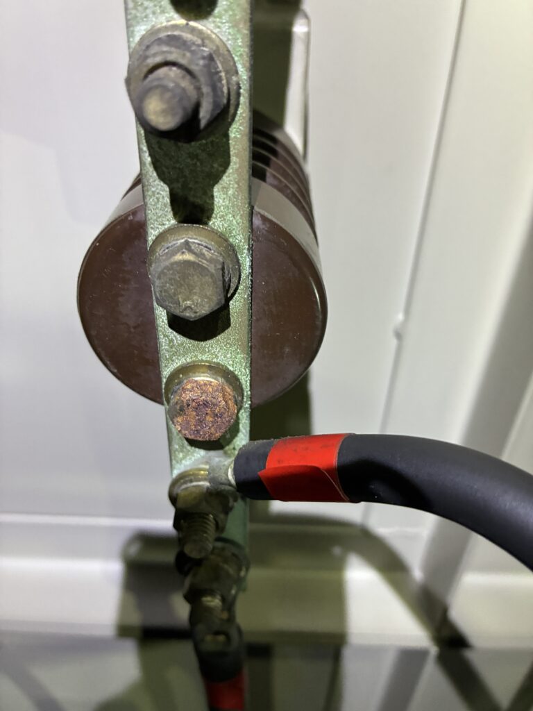 支持がいしの錆びたビス