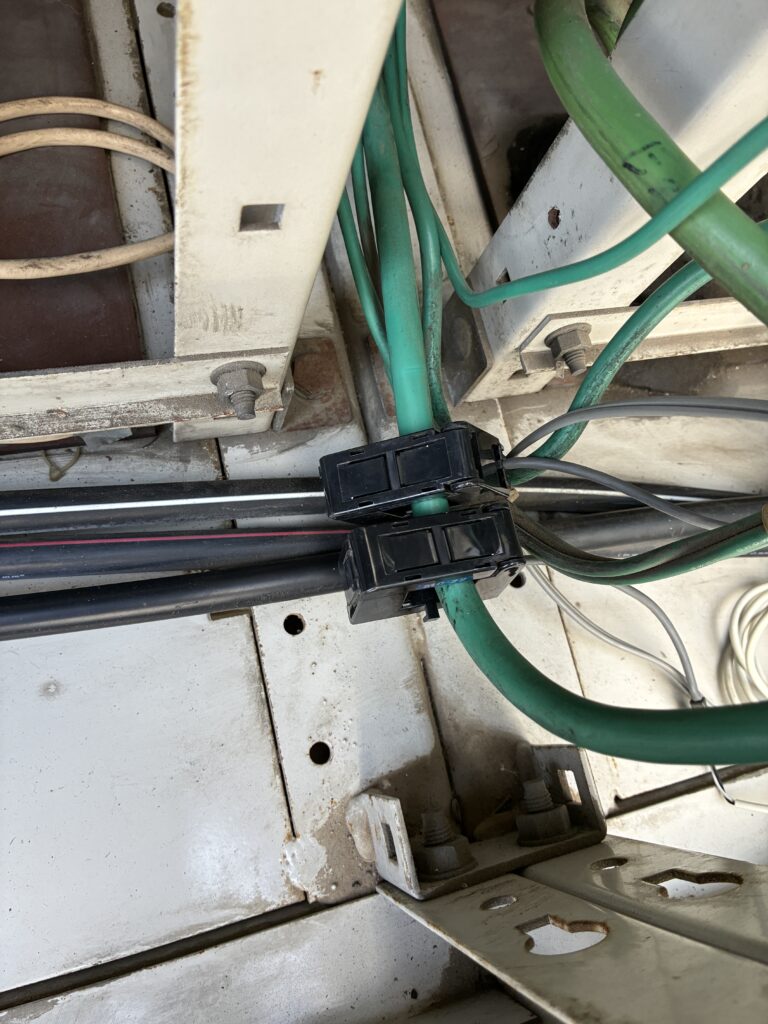 電灯回路にクランプ2つ取り付け