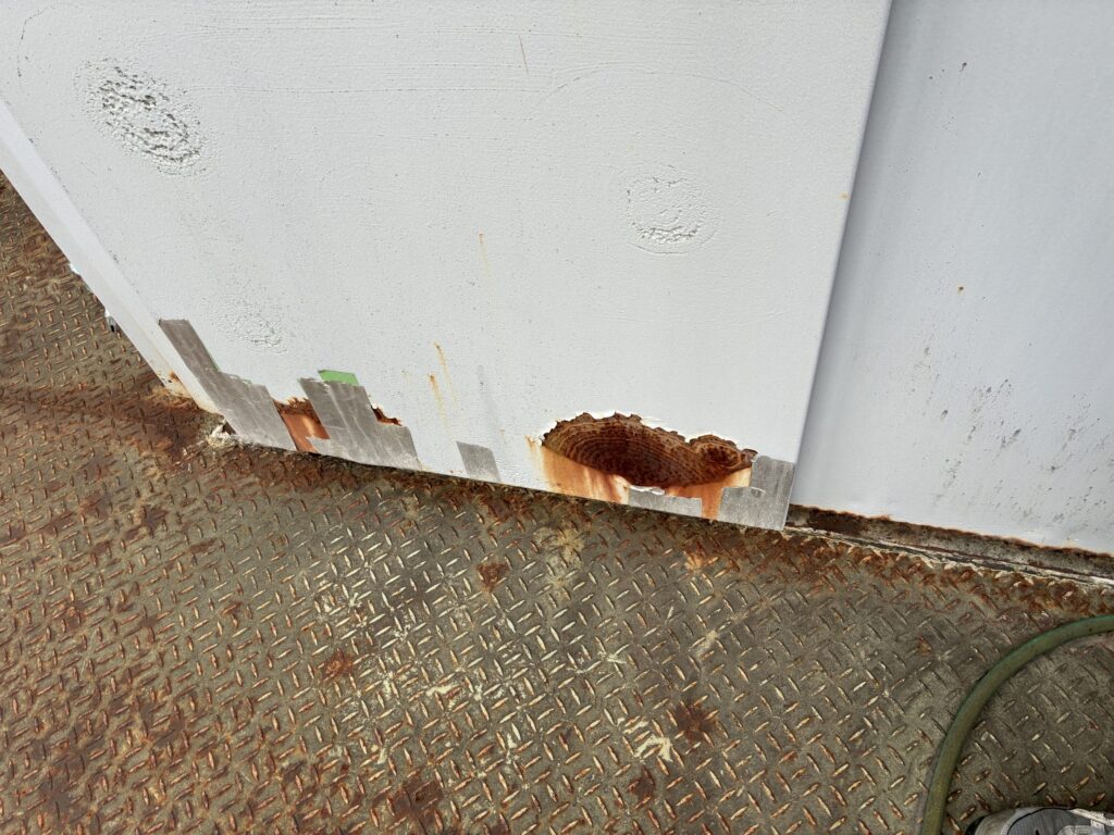 キュービクル側面の穴を補修テープで塞いだ状況
