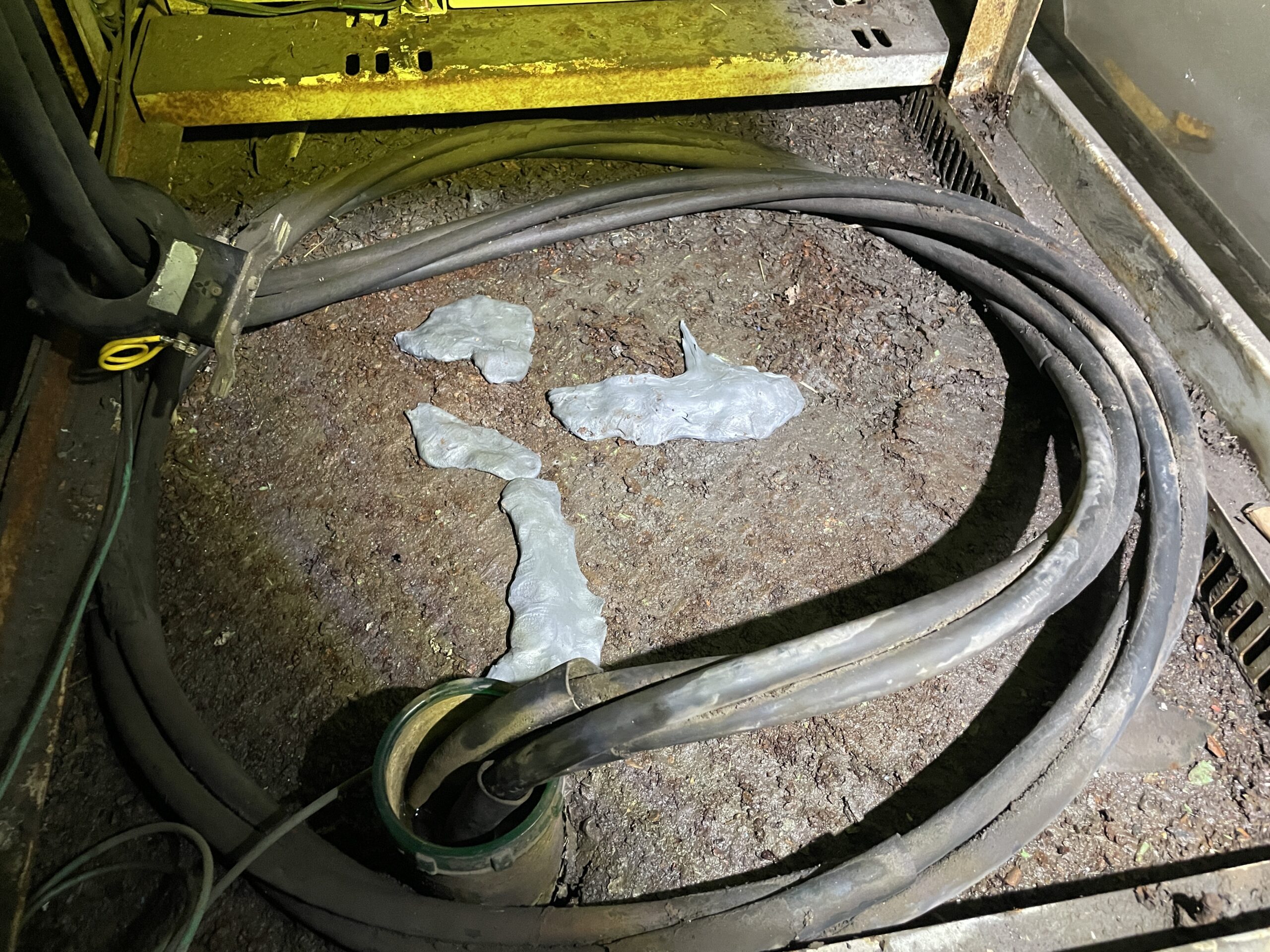 床面の穴をパテで補修した状況